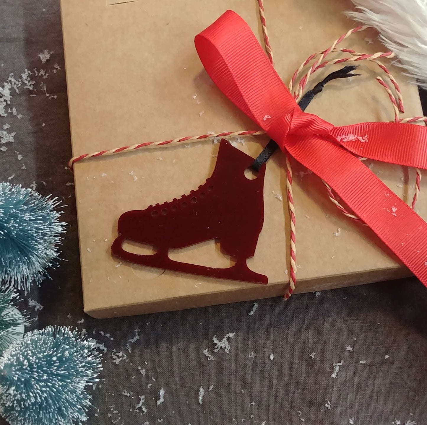 Skøjter - Julepynt - 7 cm akryl laserskåret - bykrums.dk -