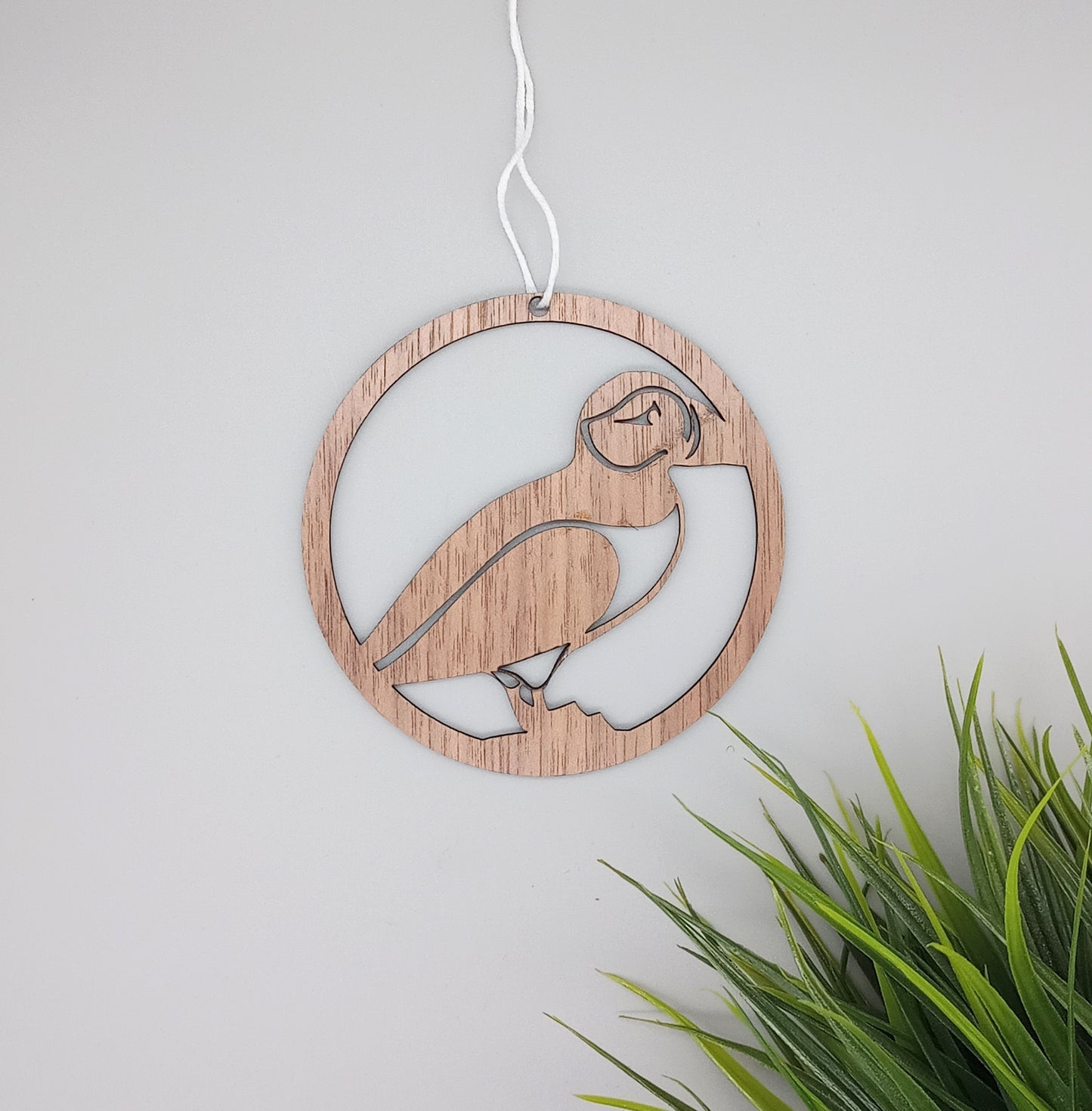 Fugle ophæng - Papagøj i valnød til vinduet - bykrums.dk - dekor