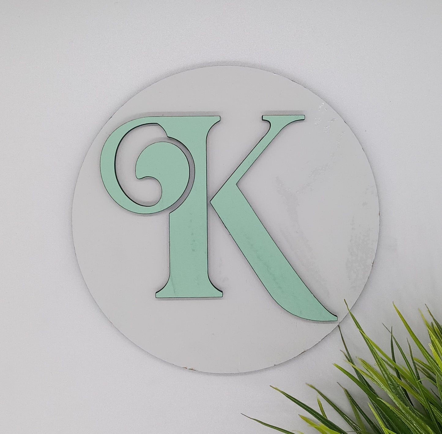 Mit bogstav - 14 cm skilte grøn og lysegrå - bykrums.dk - Børneværelse