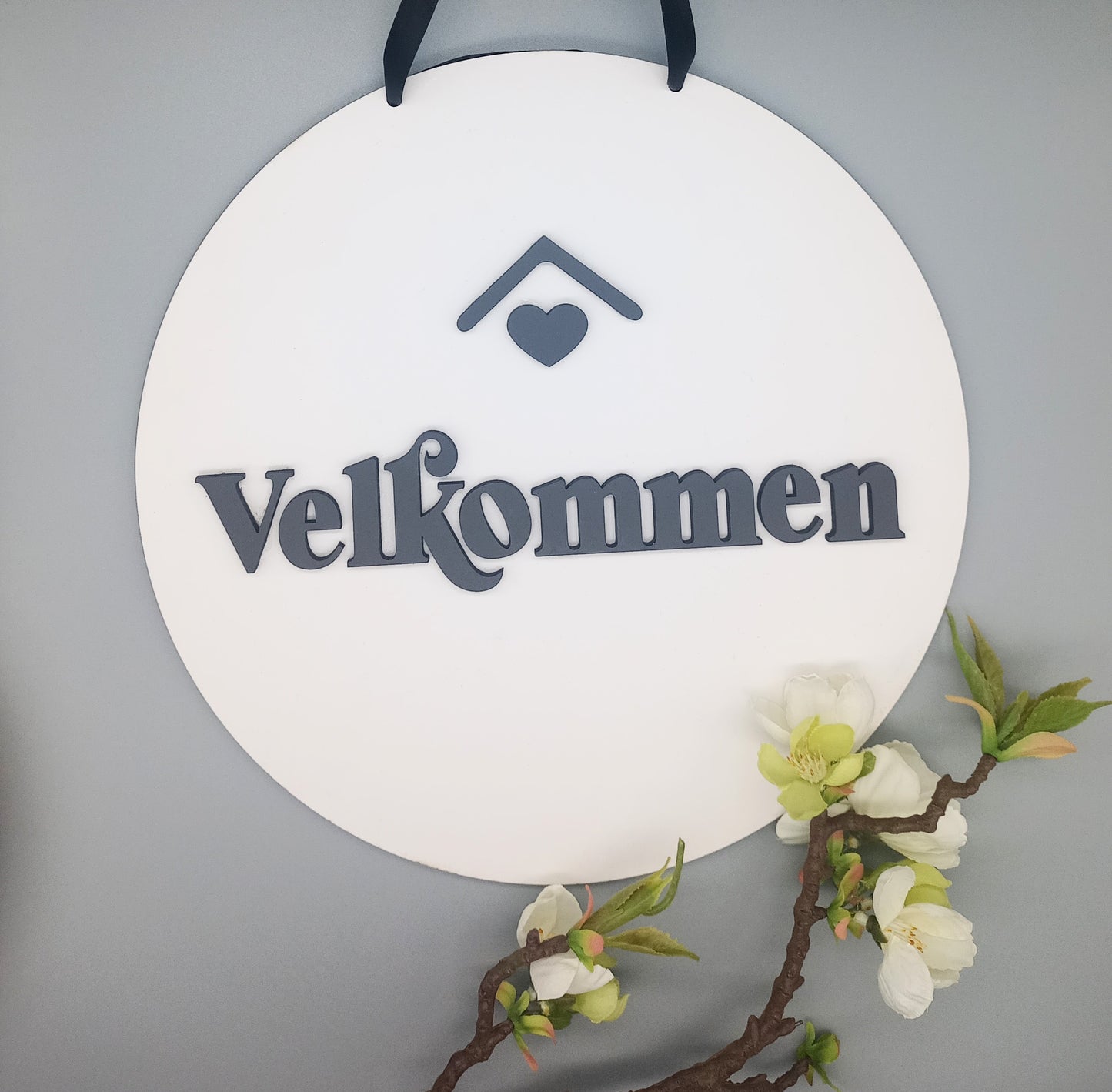 Skilte til hjemmet - Velkommen i hvid og sort 25 cm - bykrums.dk - dekor