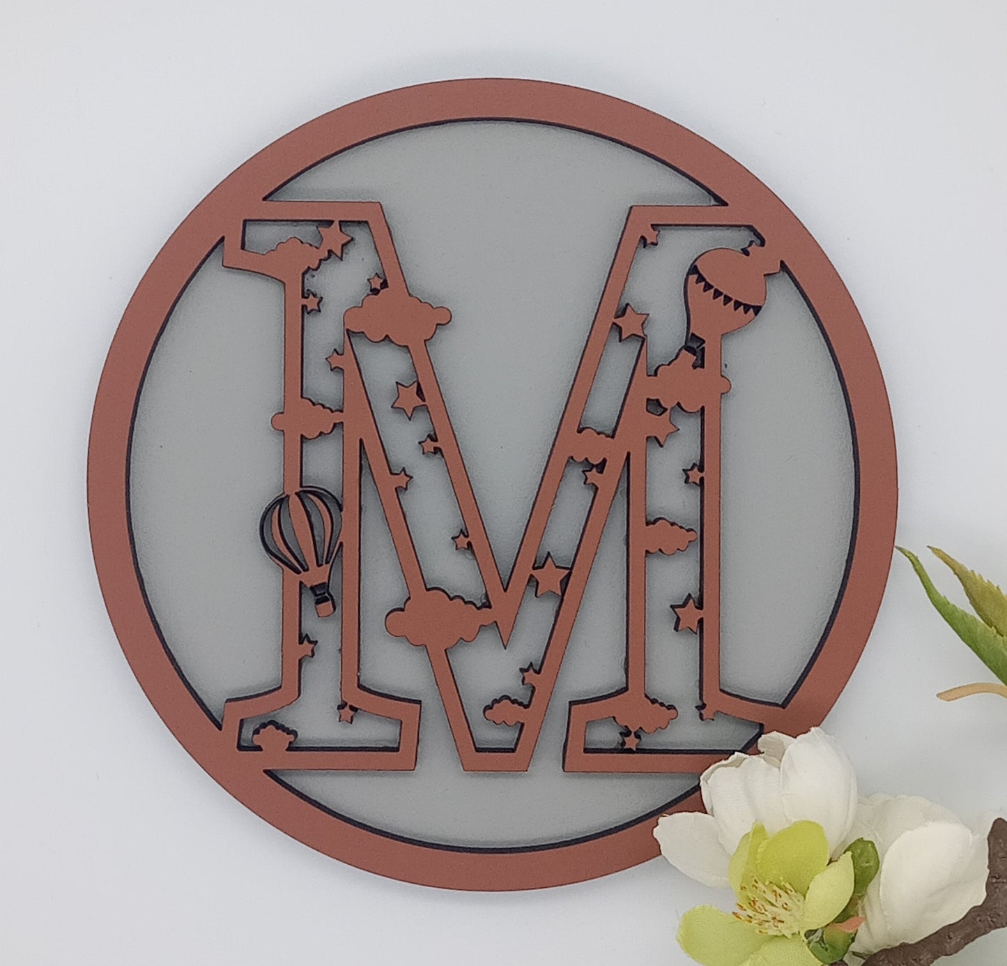 Luftballon tema - Mit bogstav i brun farve til væggen TILBUD 20% - bykrums.dk - Børneværelse