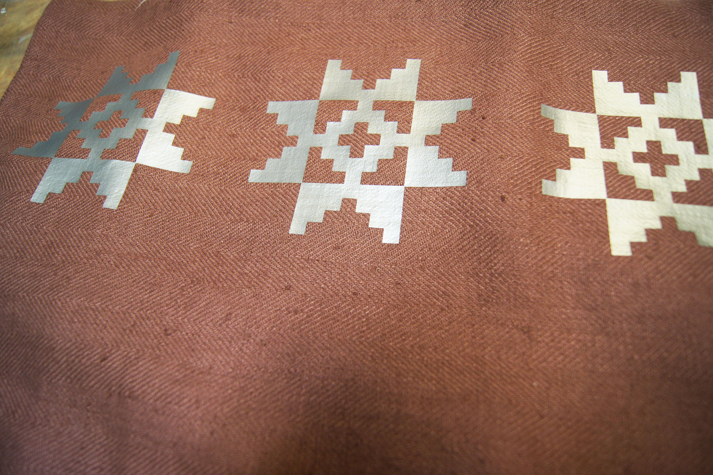 Hørbordløber i mørk gammel rosa med sølvmønster - bykrums.dk - textil