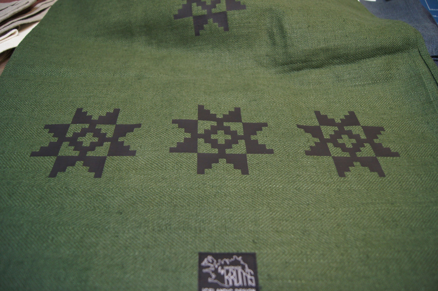 Hørbordløber i grøn med sort islandsk mønster. - bykrums.dk - textil