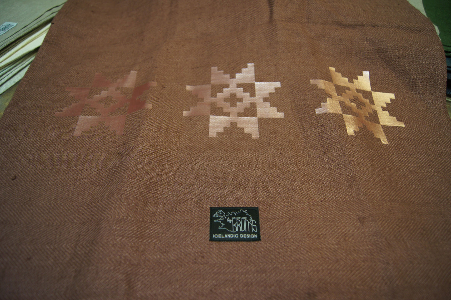 Hørbordløber i mørk gammelrosa og rosa mønster. - bykrums.dk - textil