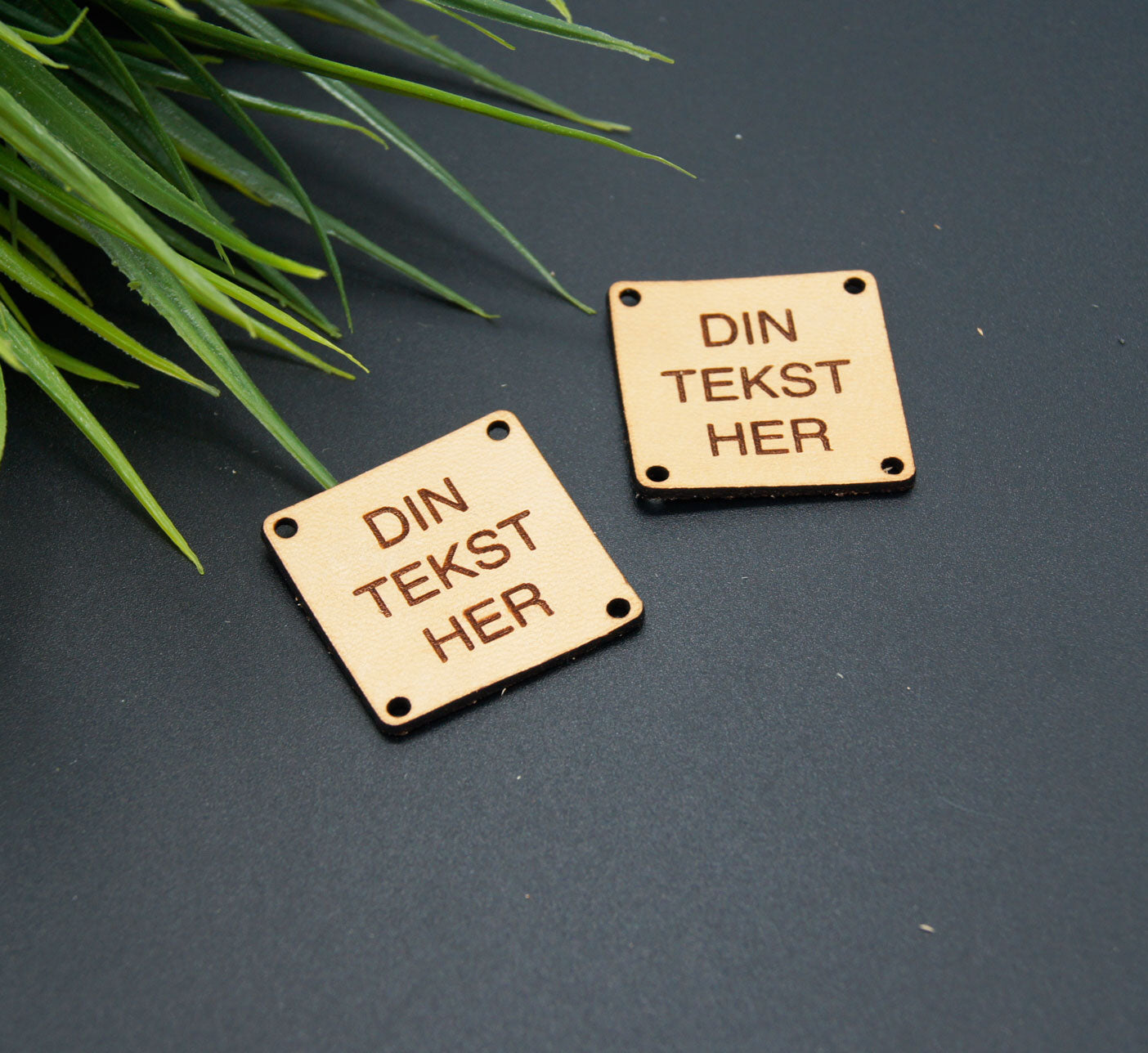 Ægte læder mærke med egen tekst - 30 x 30 mm - bykrums.dk - merki