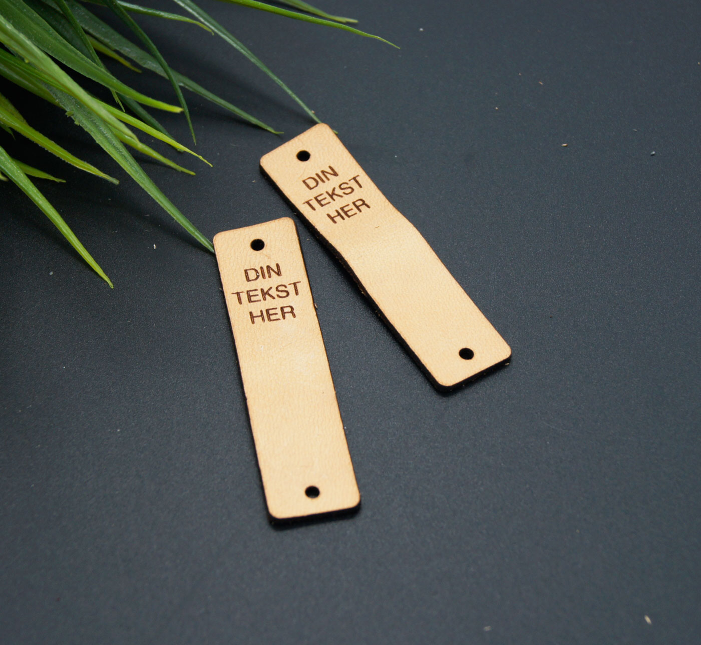 Ægte læder mærke med egen tekst - 15 x 60 mm - bykrums.dk - merki