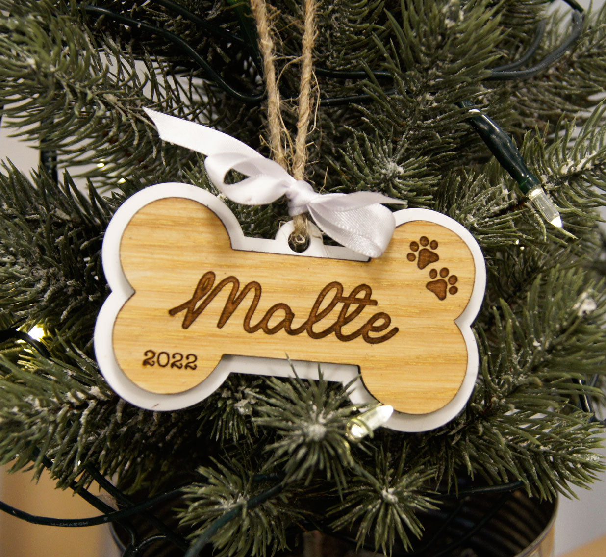 Hundeben julekugle med valgfrit navn i Eg & hvidt akryl - bykrums.dk - julepynt