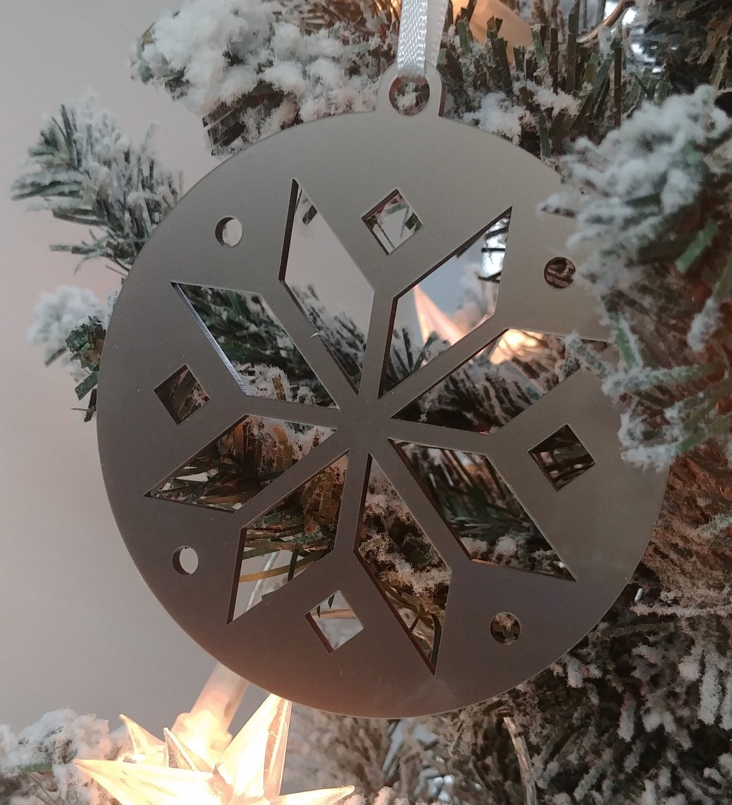 Traditional stjerne - Julepynt - 9 cm akryl - bykrums.dk