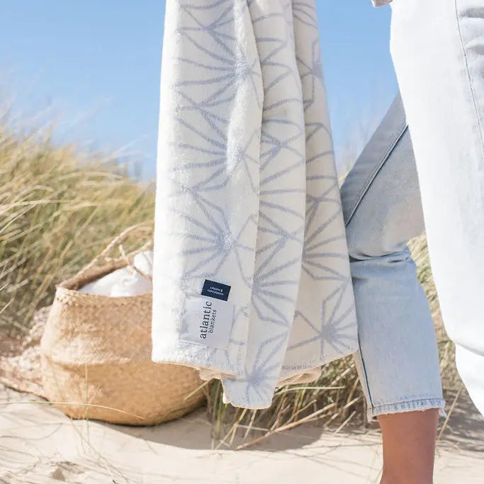 Grå tæppe lavet af genbrugsbomuld fra Atlantic Blankets - bykrums.dk - Hjemmet