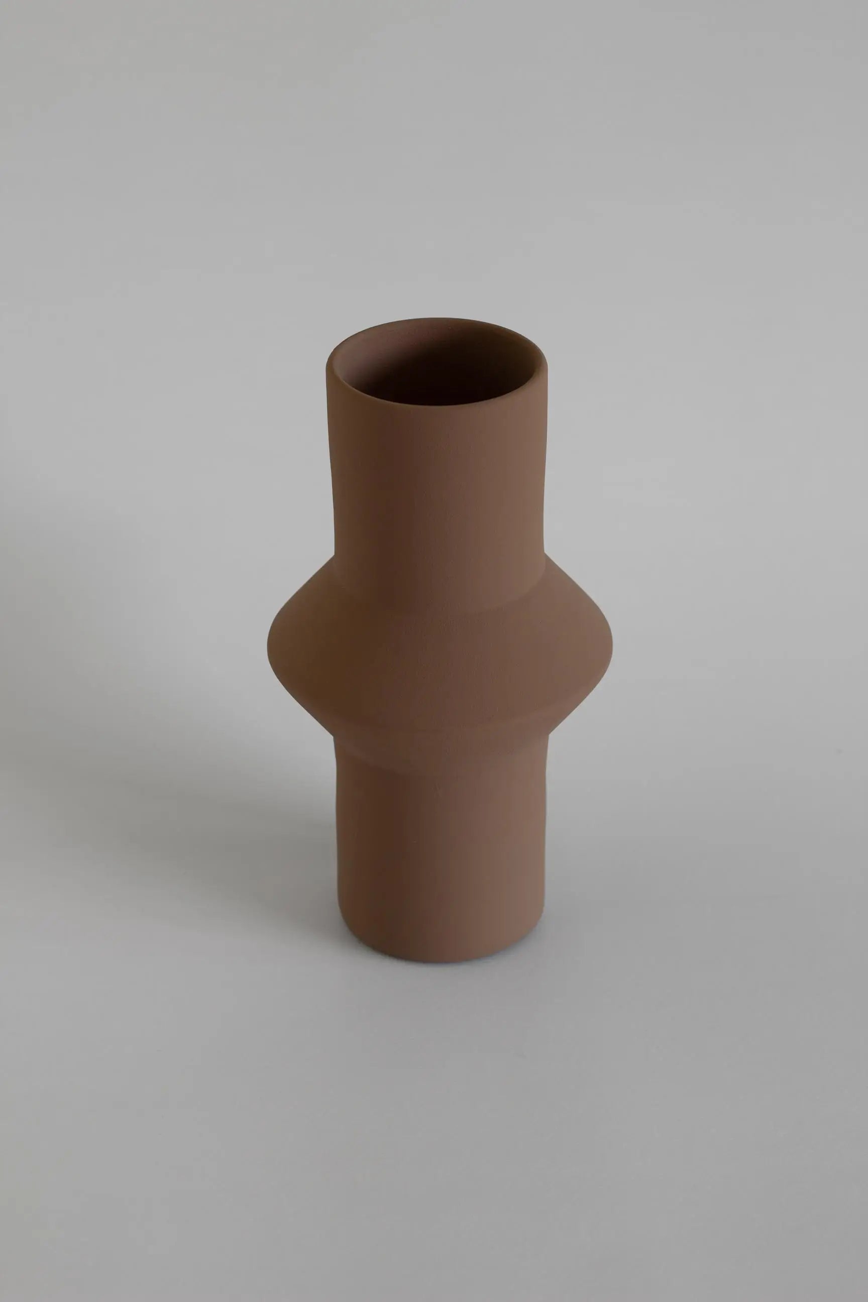 Geometric vase M brown fra o cactuu - bykrums.dk - Hjemmet