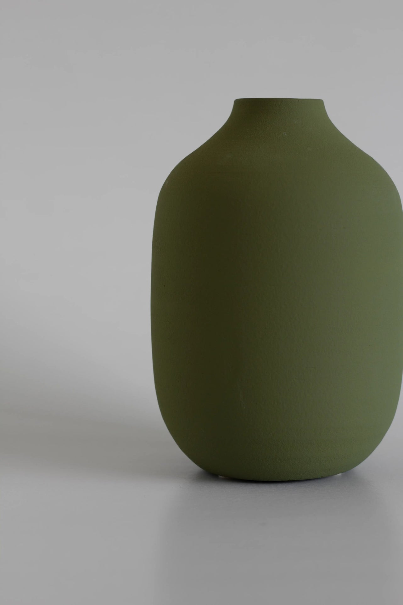The Island Collection 04 vase olivengrøn - bykrums.dk - Home & Garden