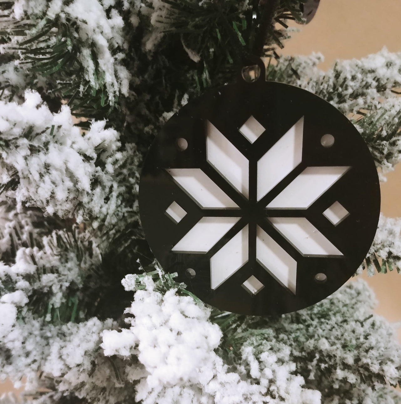 Traditional stjerne - Julepynt - 9 cm akryl - bykrums.dk -