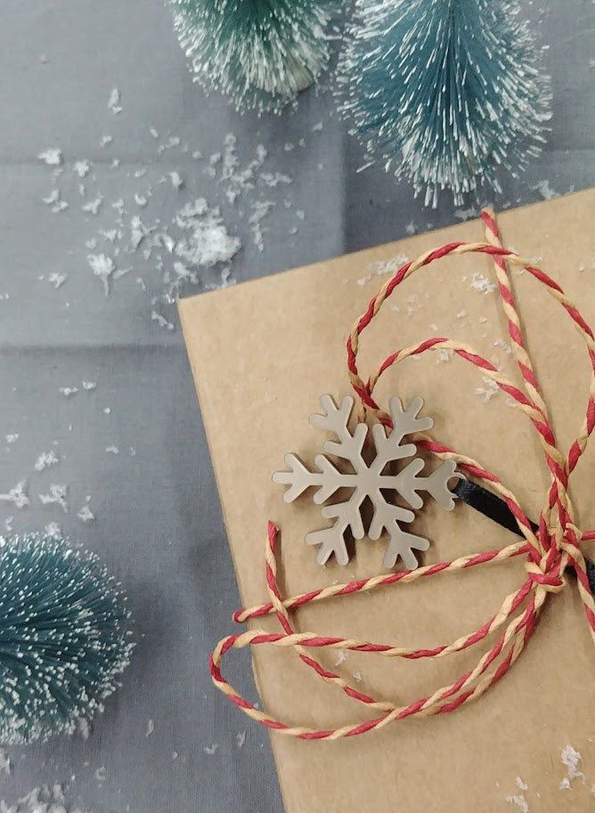 Snefnug - Julepynt - 4 cm akryl med snor Laserskåret - bykrums.dk - julepynt
