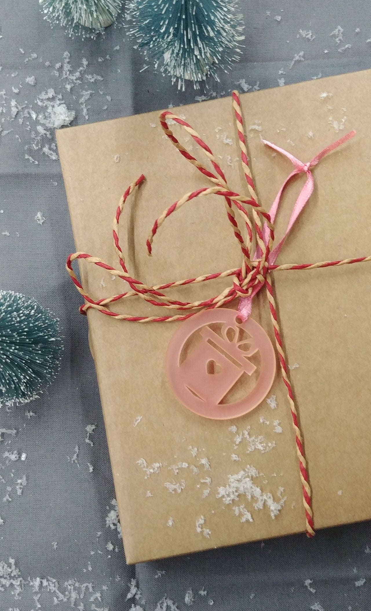Julegave - Julepynt - 4 cm akryl med snor - bykrums.dk -