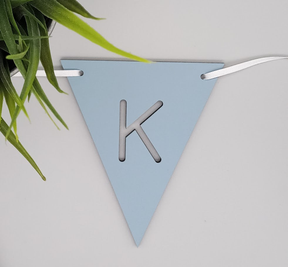 Mit bogstav - lille flag i Lyseblå Laser MDF
