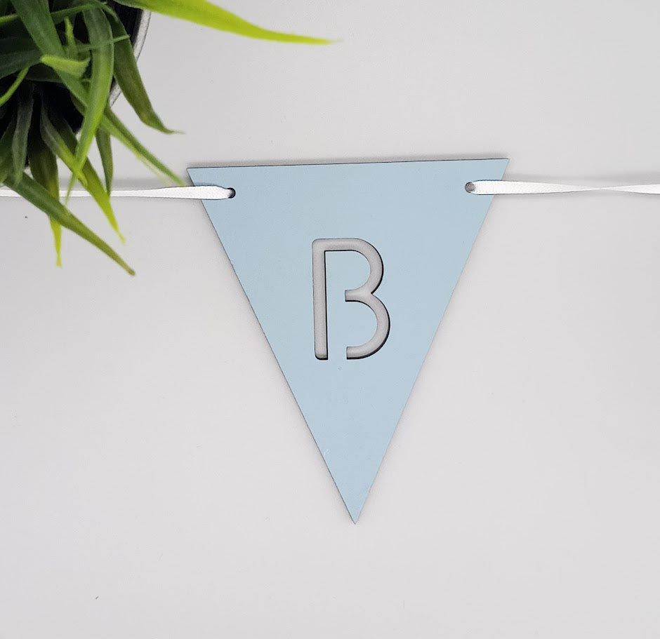 Mit bogstav - lille flag i Lyseblå Laser MDF