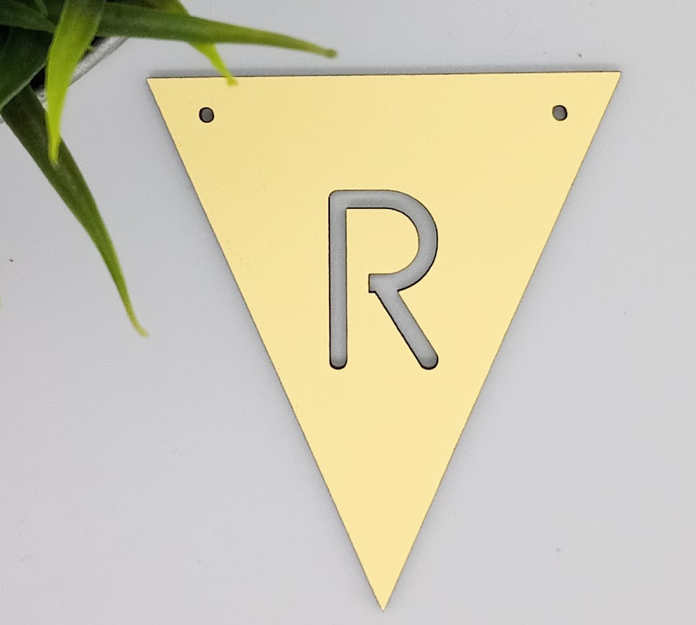 Mit bogstav - lille flag i Gul Laser MDF