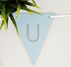 Mit bogstav - lille flag i Lyseblå Laser MDF