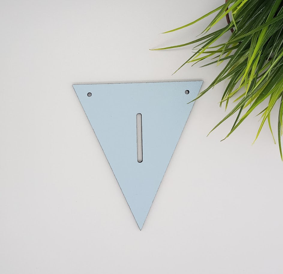 Mit bogstav - lille flag i Lyseblå Laser MDF