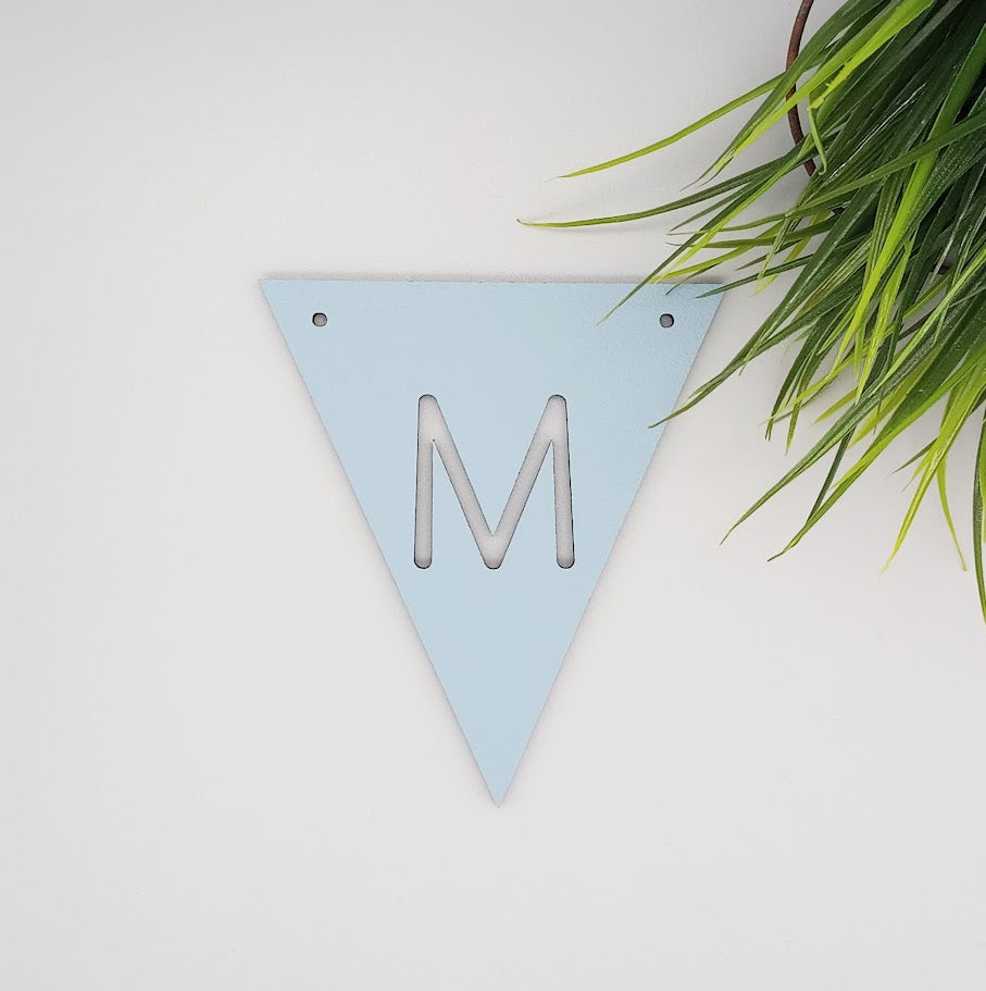 Mit bogstav - lille flag i Lyseblå Laser MDF
