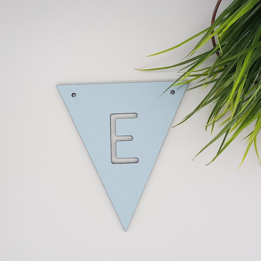 Mit bogstav - lille flag i Lyseblå Laser MDF