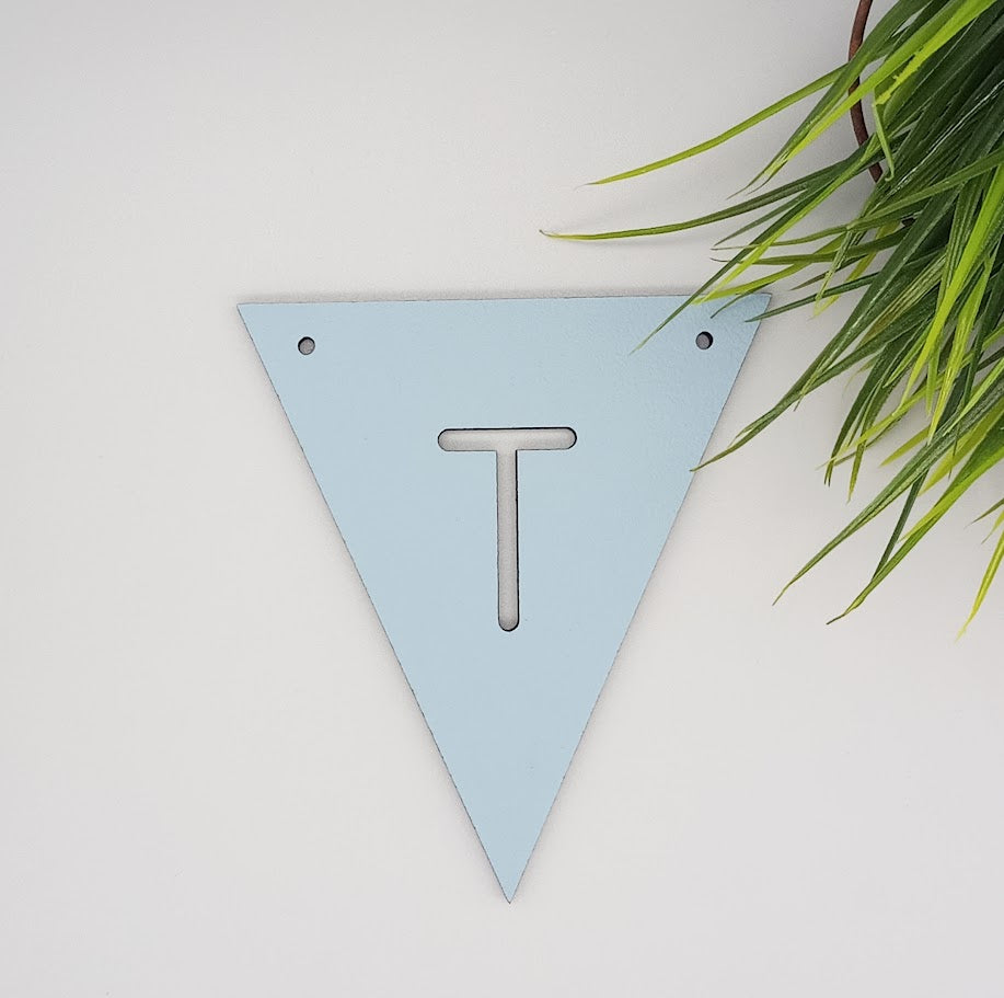 Mit bogstav - lille flag i Lyseblå Laser MDF