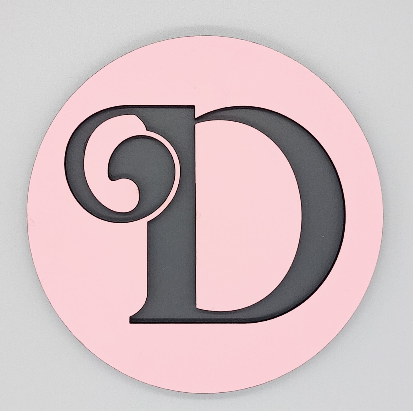Mit bogstav - 14 cm skilte rosa og gråsort - bykrums.dk - Børneværelse