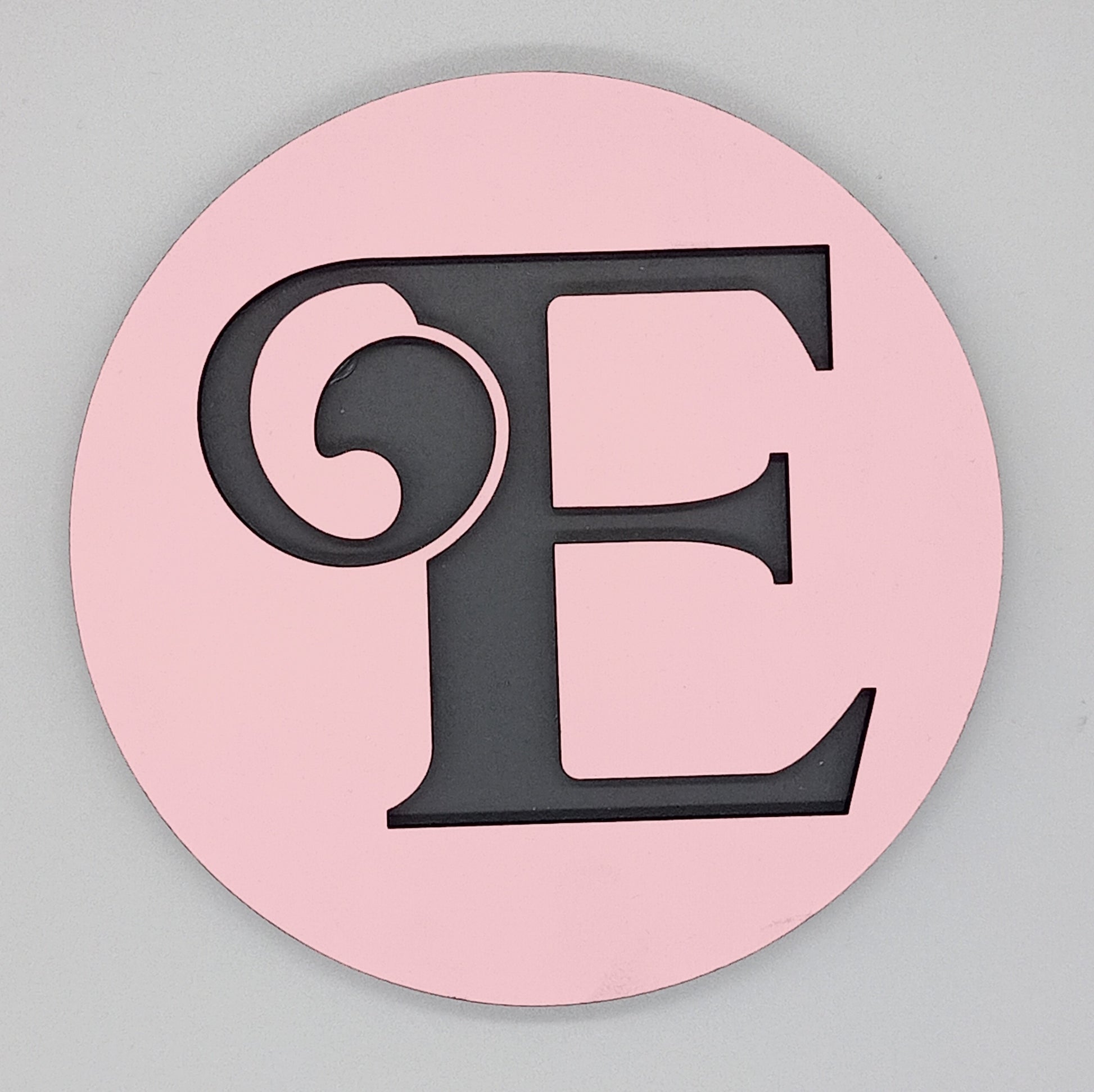Mit bogstav - 14 cm skilte rosa og gråsort - bykrums.dk - Børneværelse