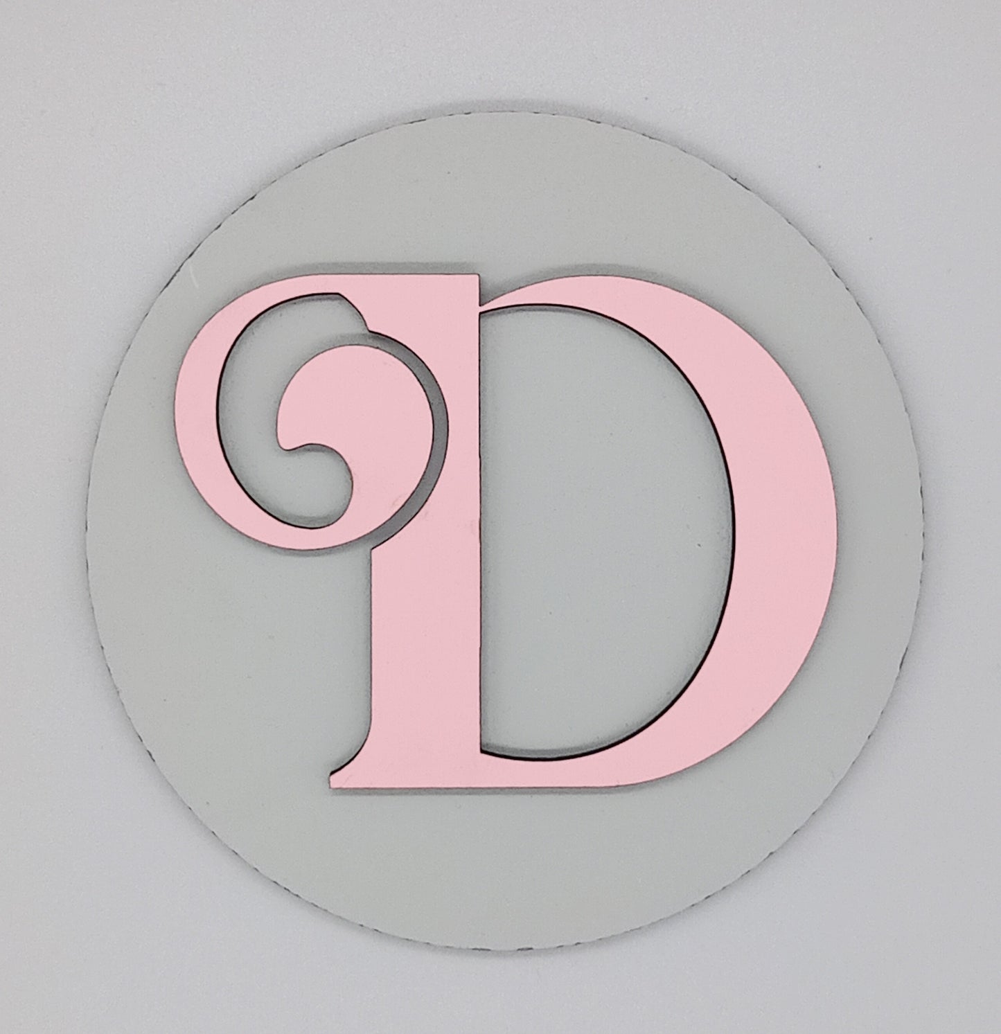 Mit bogstav - 14 cm skilte rosa og lysegrå - bykrums.dk - Børneværelse