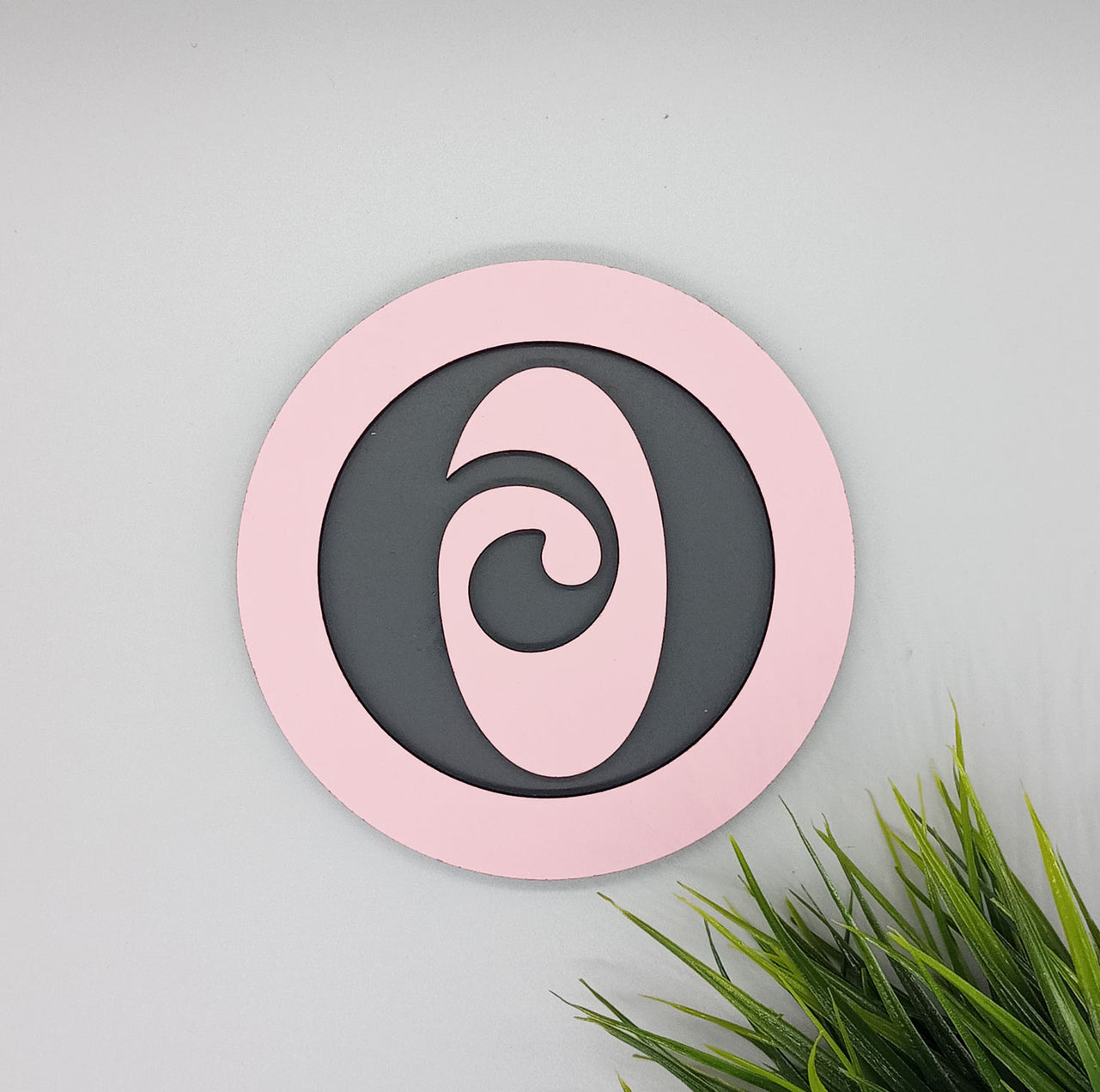 Mit bogstav - 14 cm skilte rosa og gråsort - bykrums.dk - Børneværelse