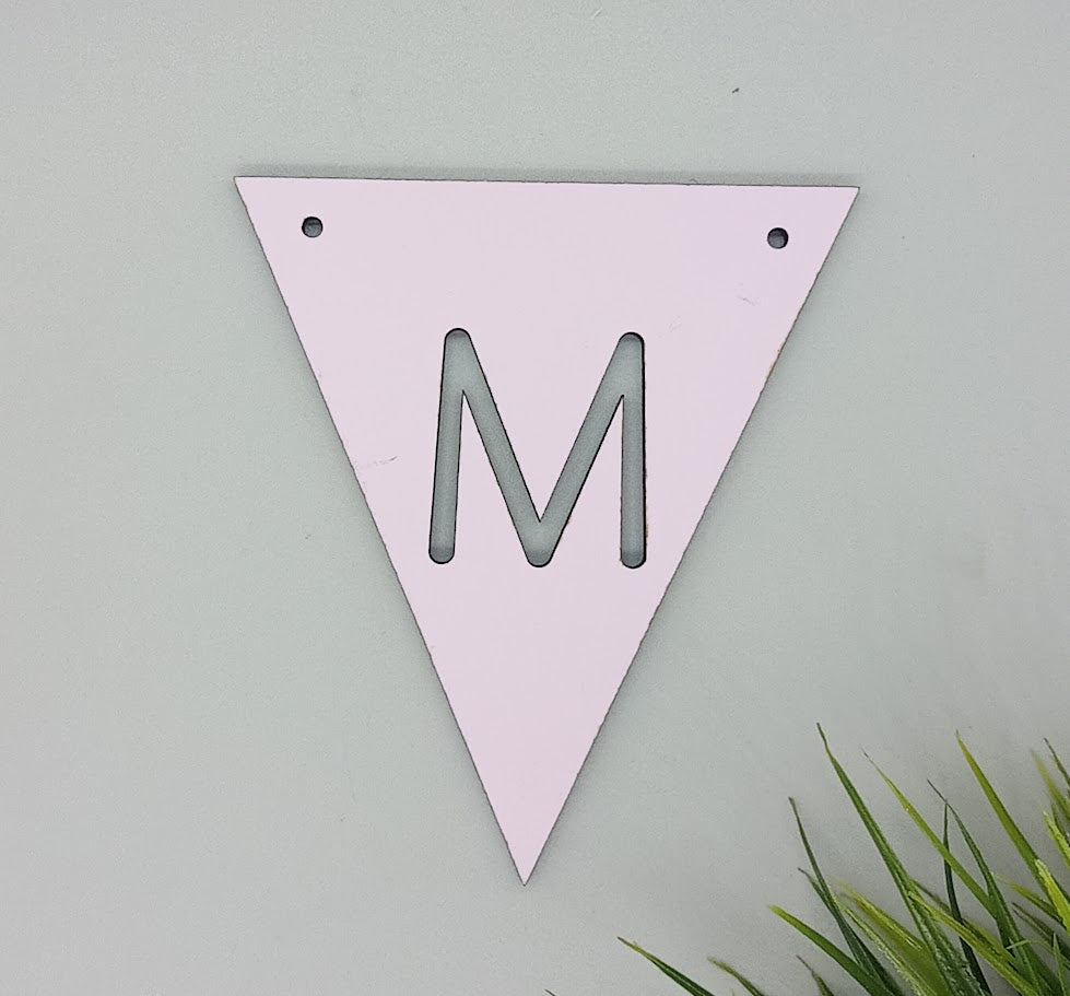Mit bogstav - lille flag i Lys rosa Laser MDF