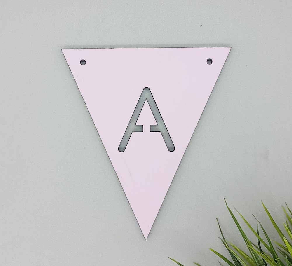 Mit bogstav - lille flag i Lys rosa Laser MDF