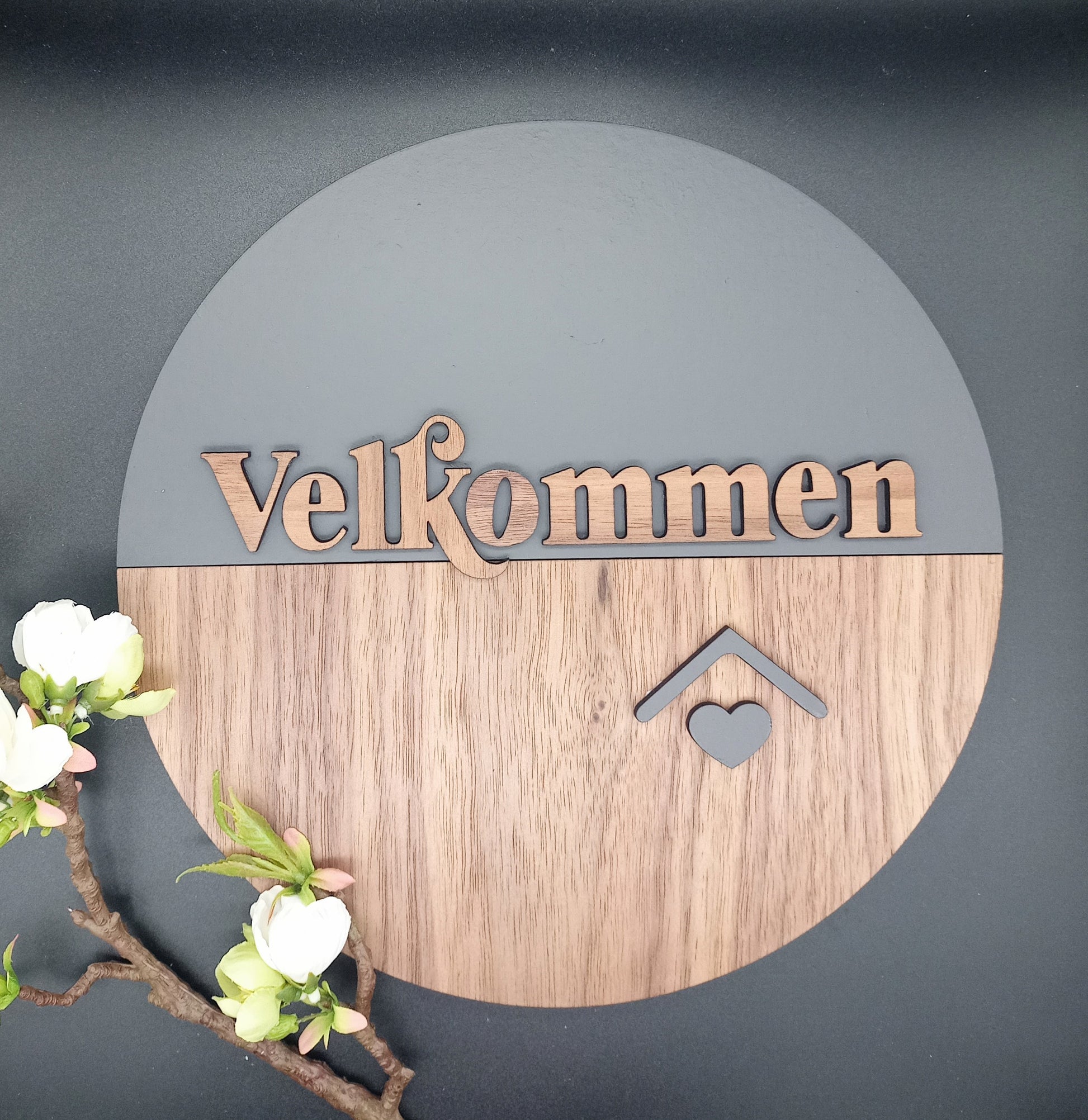 Skilte til hjemmet - Velkommen i hvid/sort og valnød 25 cm - bykrums.dk - dekor