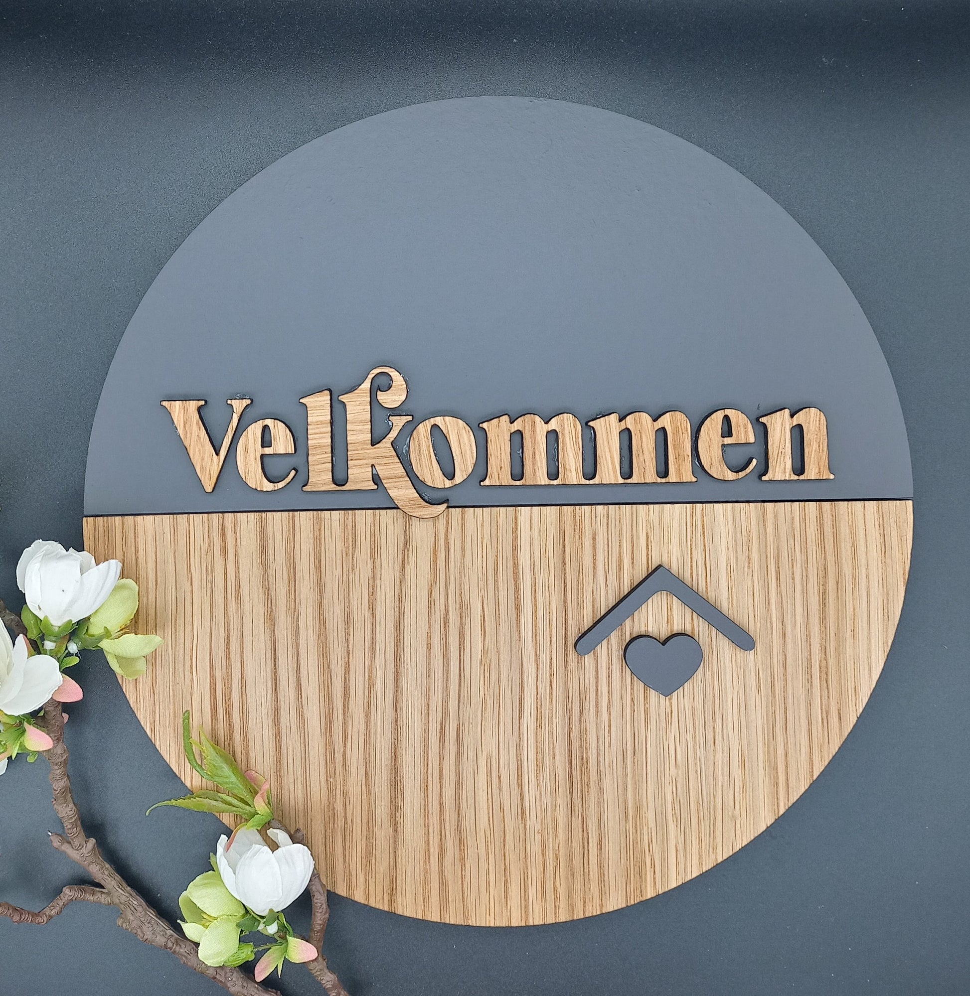 Skilte til hjemmet - Velkommen i hvid/sort og eg 25 cm - bykrums.dk - dekor