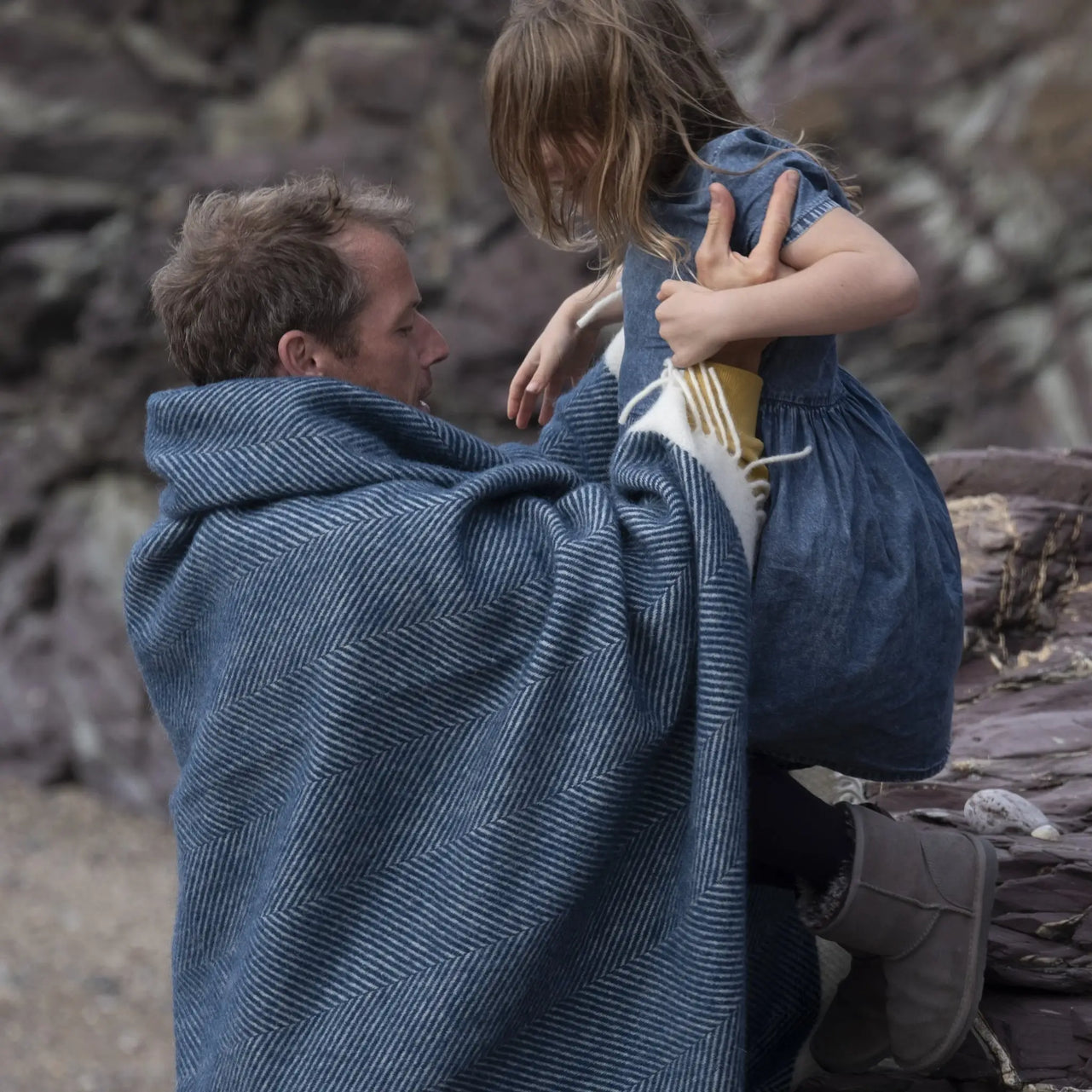 Navy sildebens uldtæppe fra Atlantic Blankets - bykrums.dk - Home & Garden