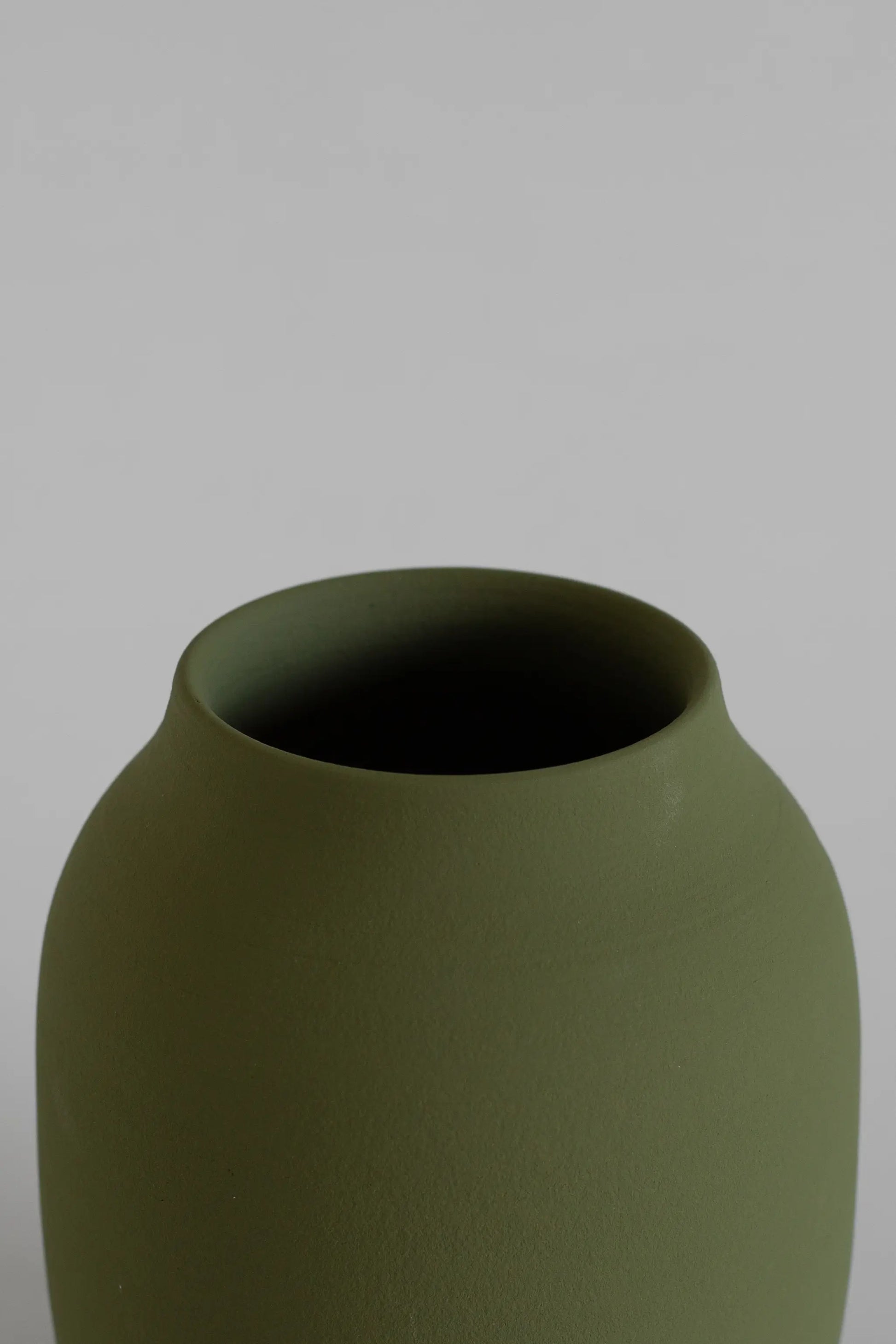The Island Collection 03 vase olivengrøn fra o cactuu - bykrums.dk - Home & Garden