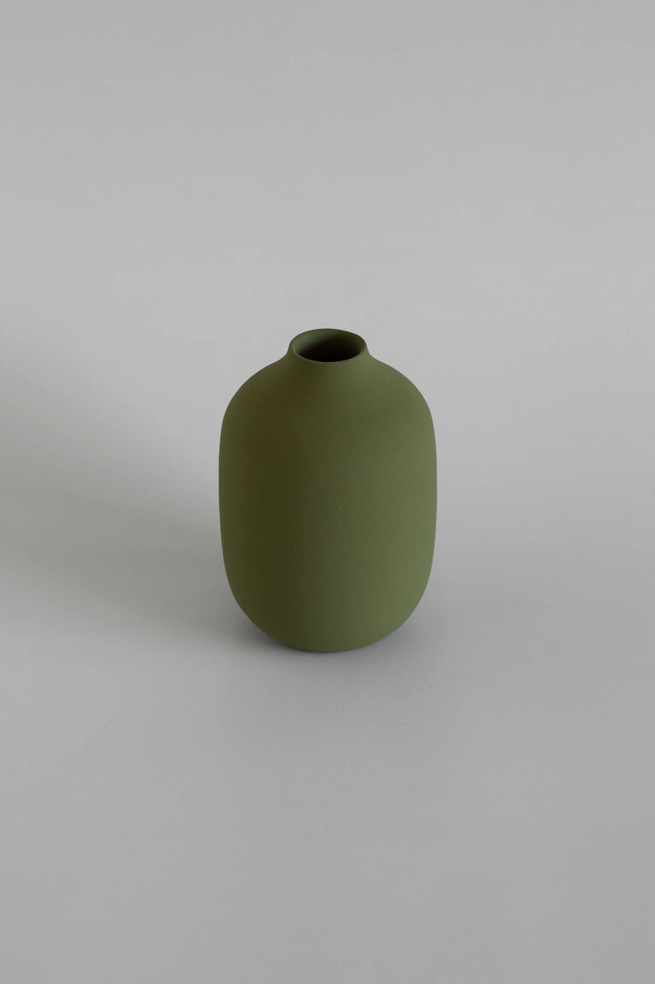 The Island Collection 04 vase olivengrøn - bykrums.dk - Home & Garden