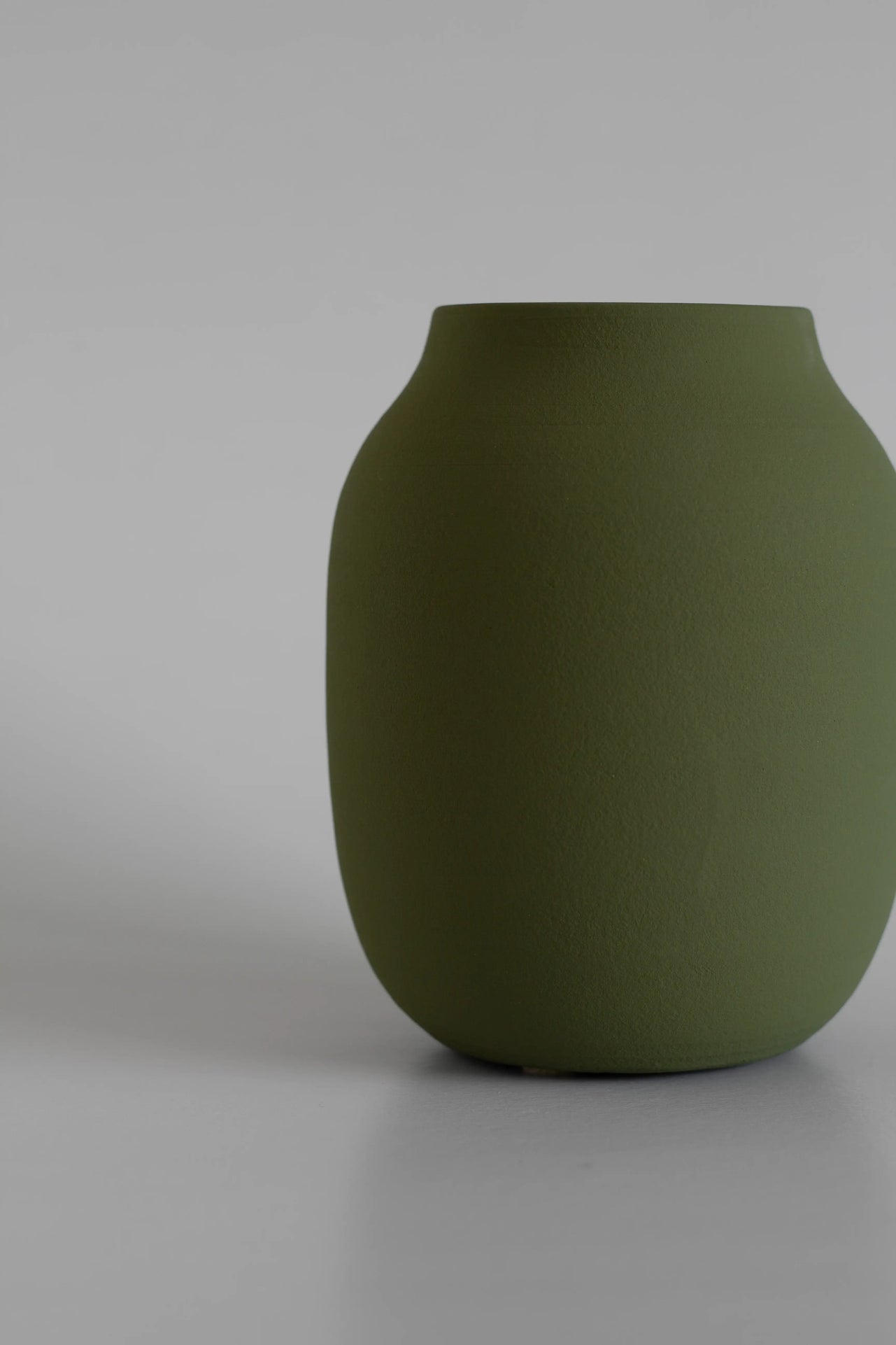 The Island Collection 03 vase olivengrøn fra o cactuu - bykrums.dk - Home & Garden