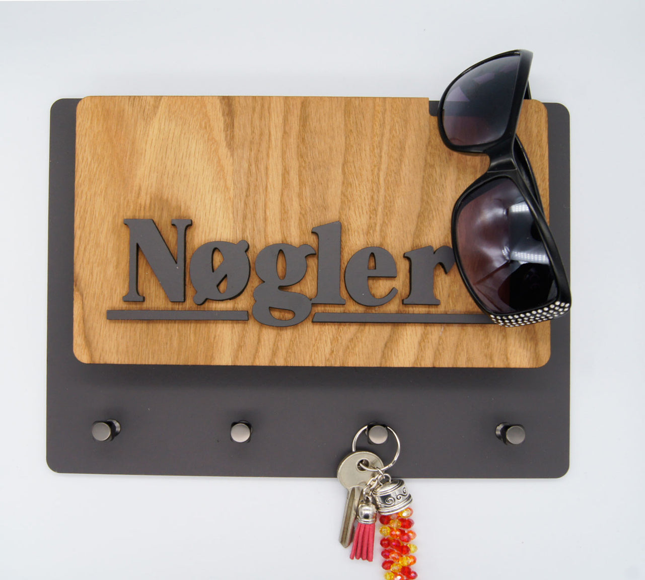 Nøgleholder / Nøglebræt - i Eg finer & sort eller hvid lakeret mdf. - bykrums.dk - Knager