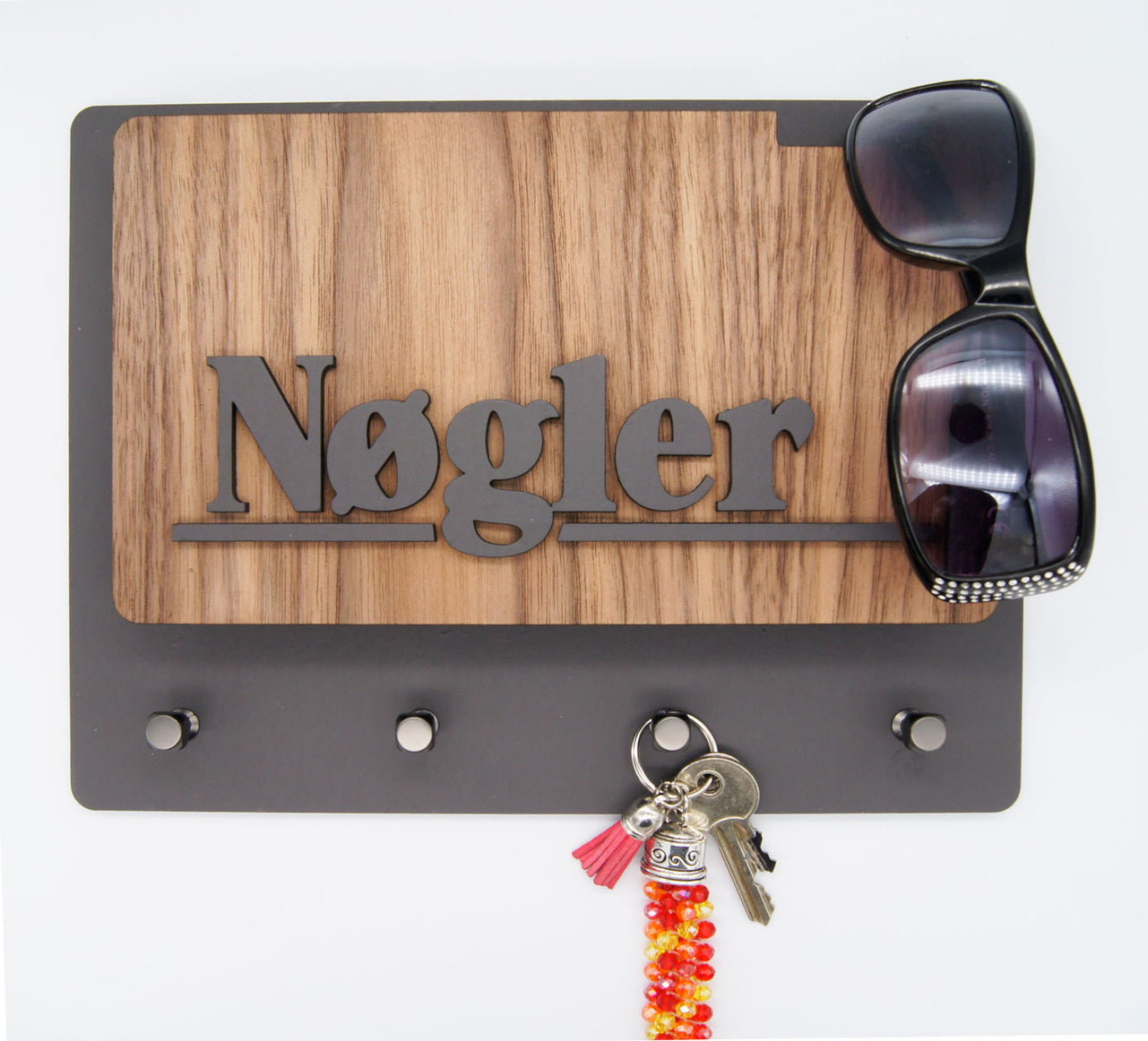 Nøgleholder / Nøglebræt - i Valnød finer & sort eller hvid lakeret mdf. - bykrums.dk - Knager