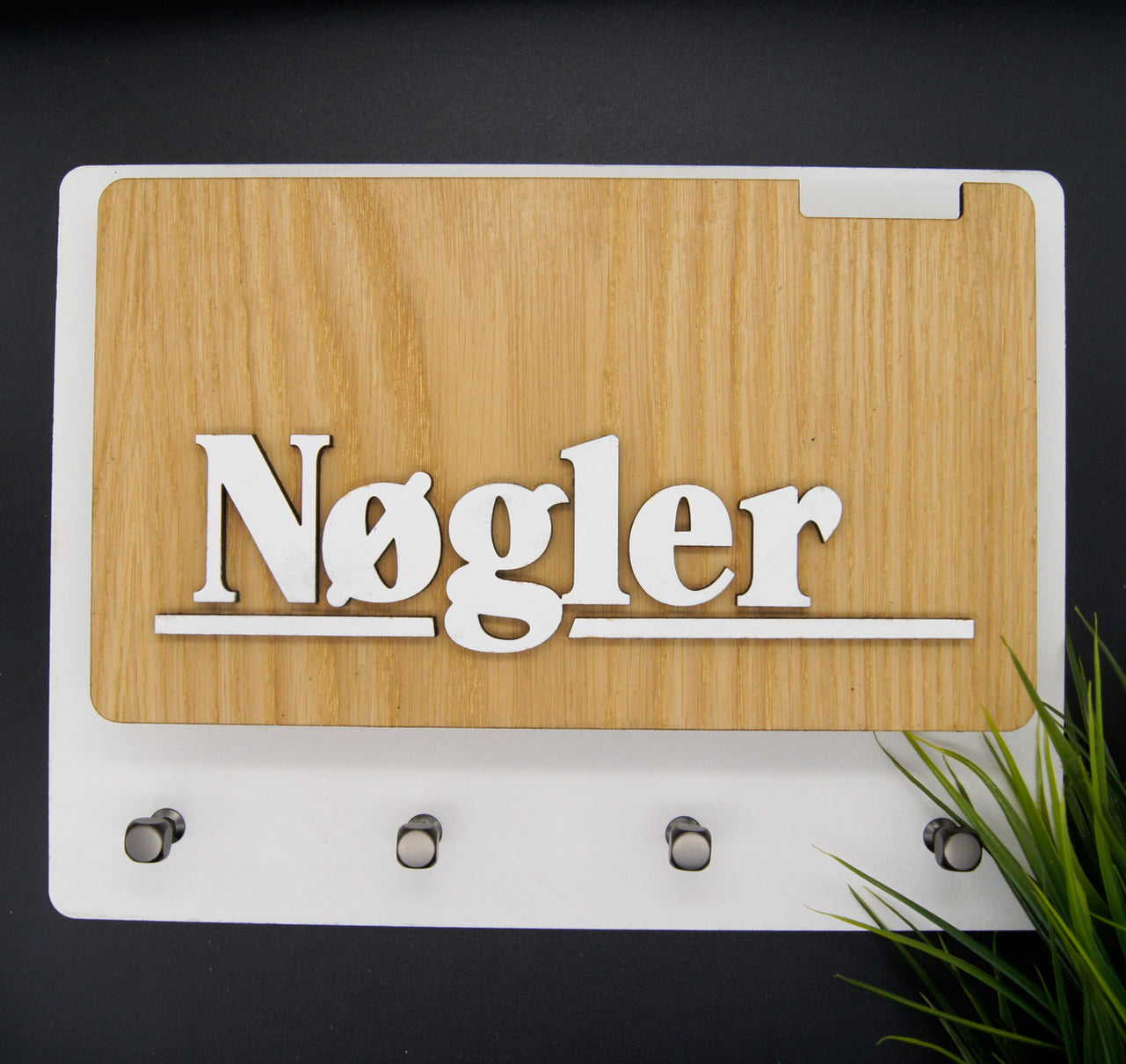 Nøgleholder / Nøglebræt - i Eg finer & sort eller hvid lakeret mdf. - bykrums.dk - Knager