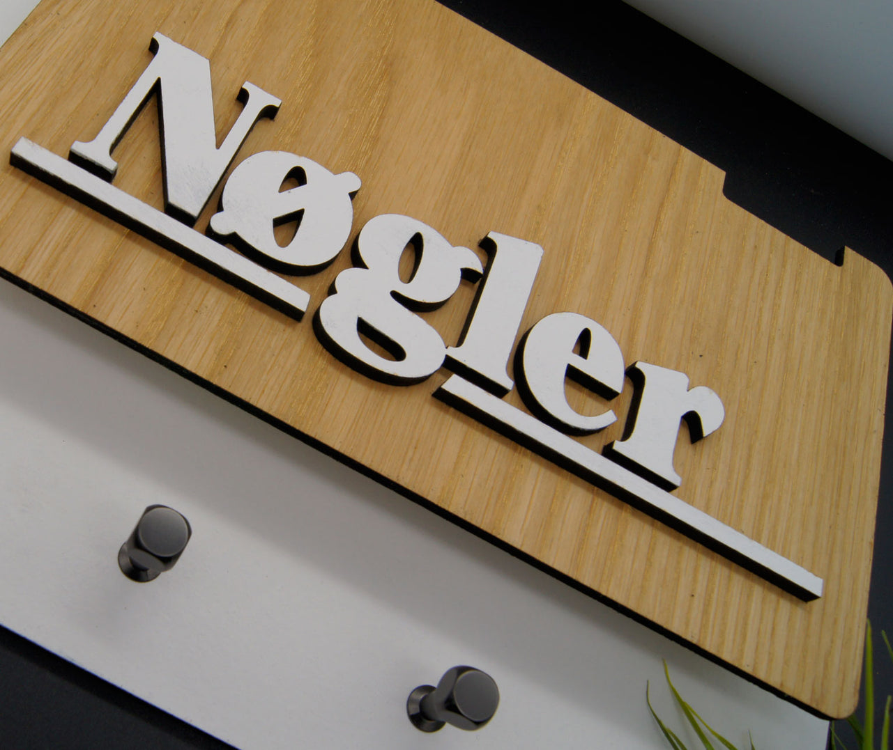 Nøgleholder / Nøglebræt - i Eg finer & sort eller hvid lakeret mdf. - bykrums.dk - Knager