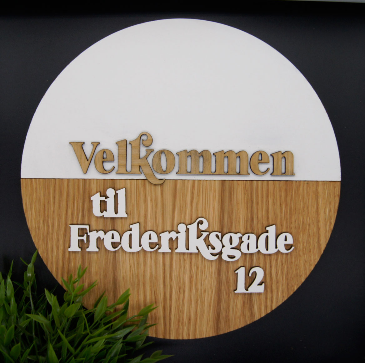 Skilte - Velkommen med familienavn/addressen i hvid/sort og eg - bykrums.dk - dekor