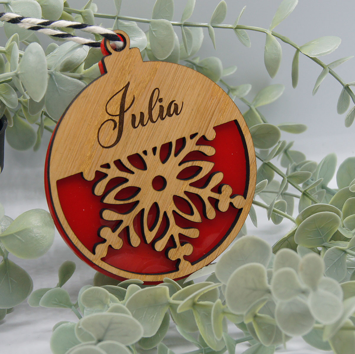 Julekugle med valgfrit navn i Eg & farvet akryl - bykrums.dk - julepynt