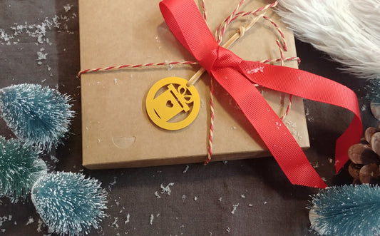 Julegave - Julepynt - 4 cm akryl med snor - bykrums.dk