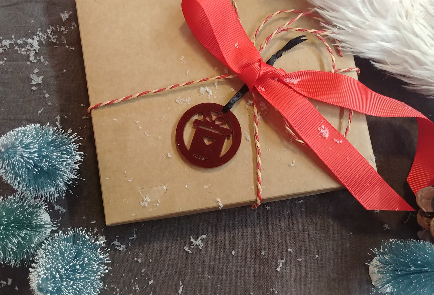 Julegave - Julepynt - 4 cm akryl med snor - bykrums.dk