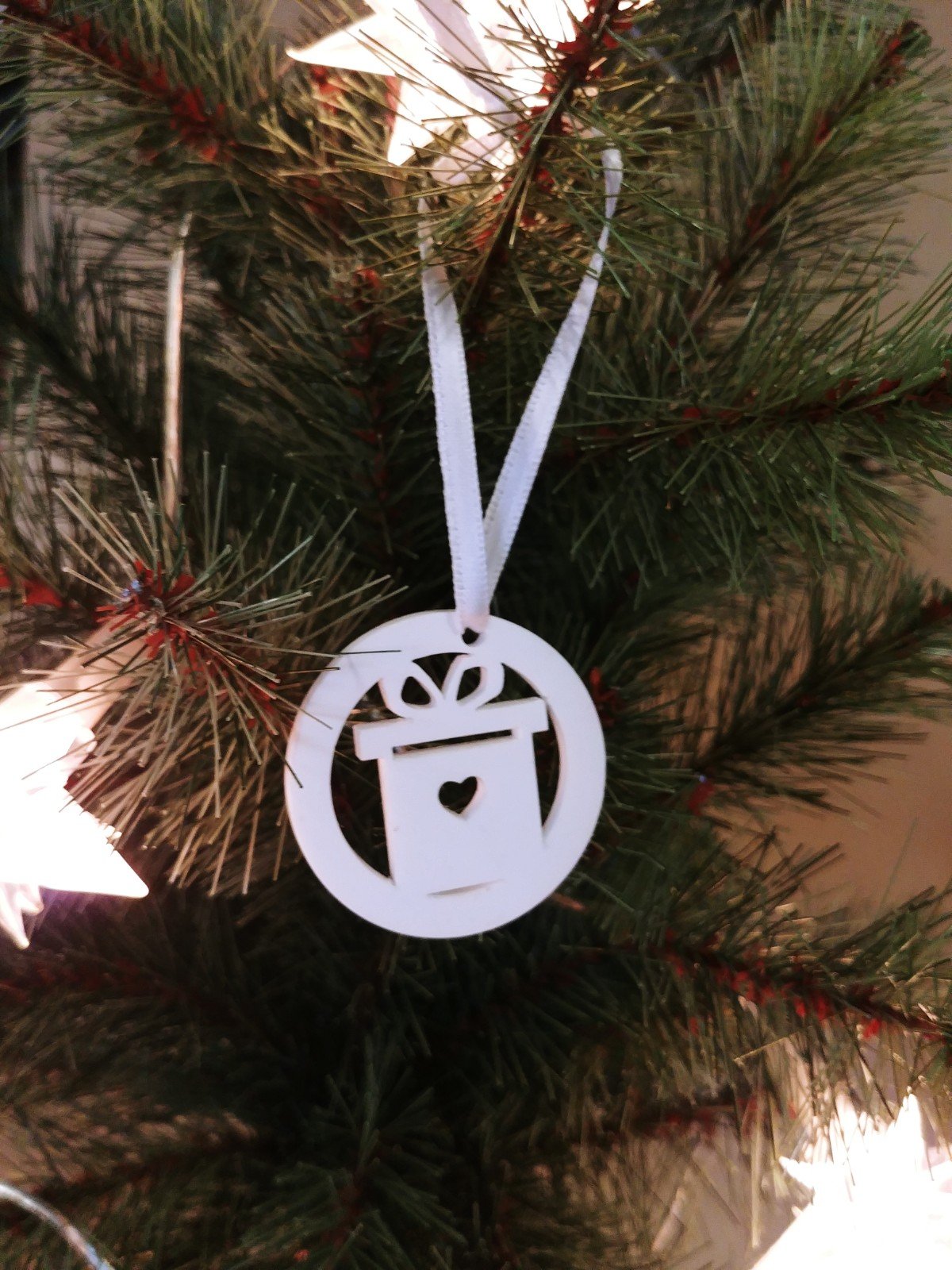 Julegave - Julepynt - 4 cm akryl med snor - bykrums.dk