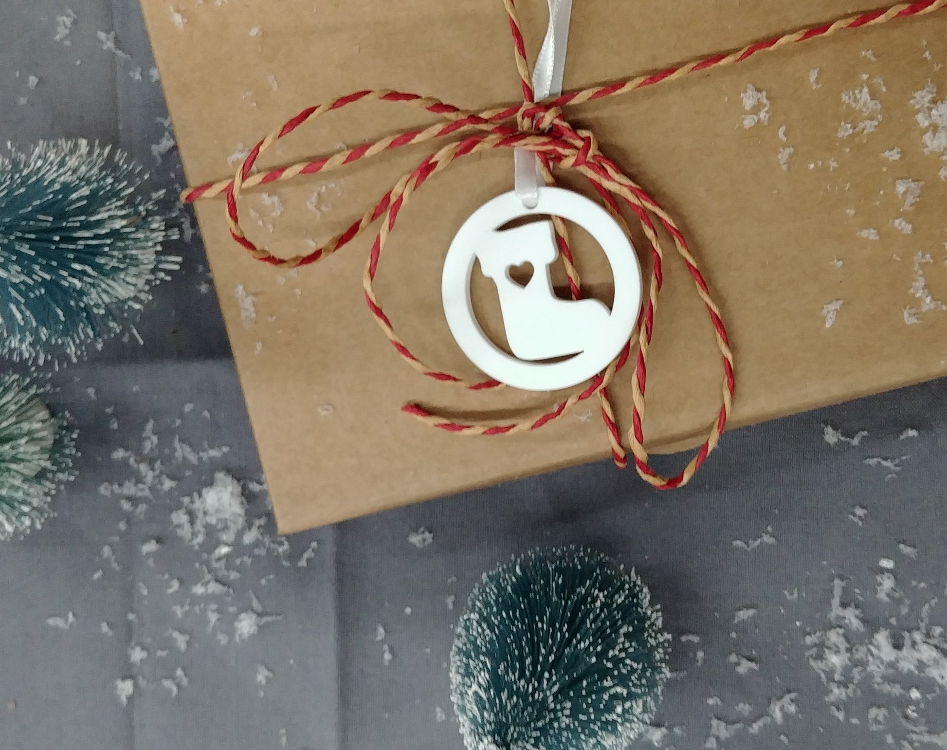 Julesokker- Julepynt - 4 cm akryl med snor - bykrums.dk