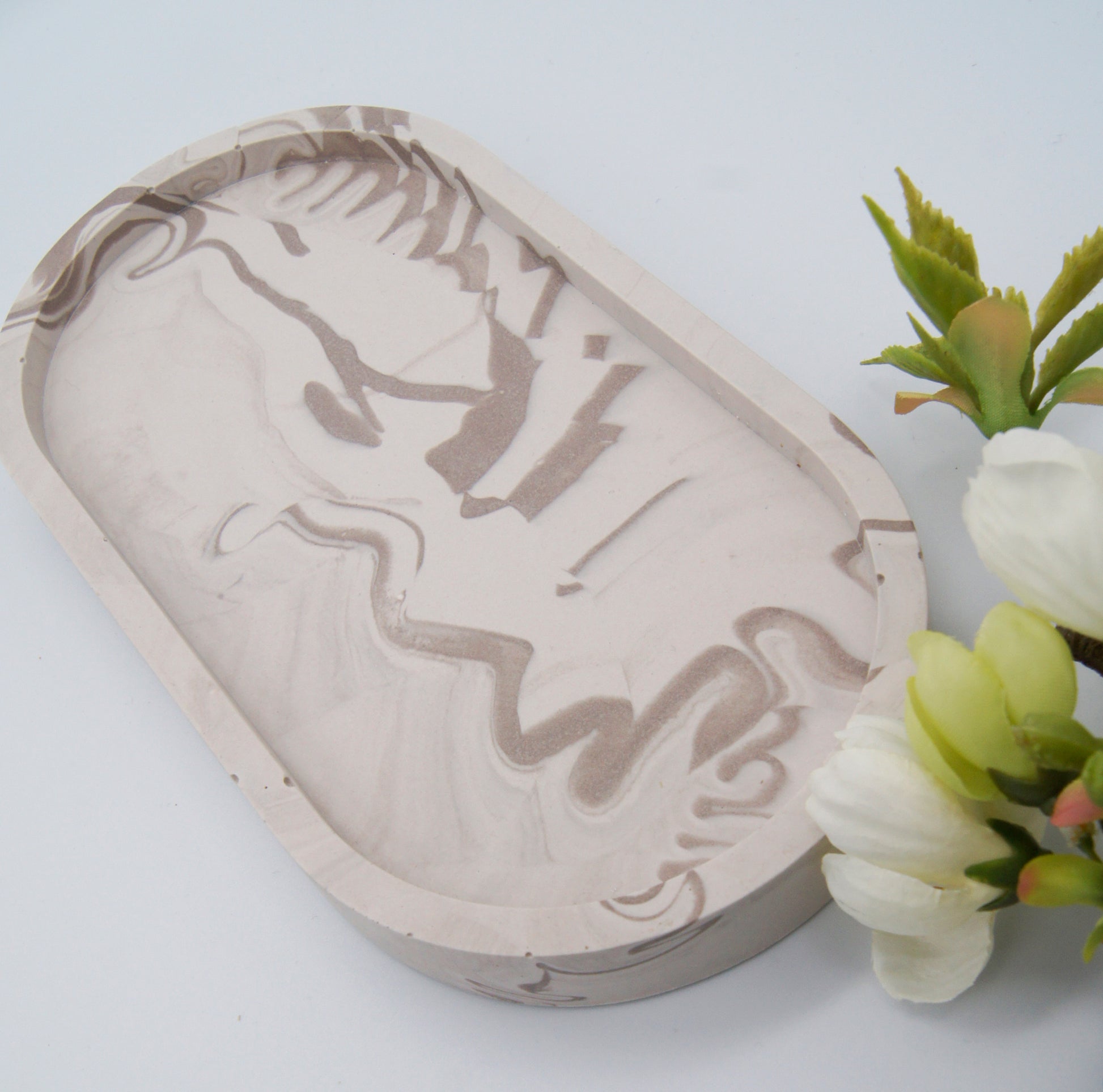 Marmor dekorationsbakke -  Oval 18 cm Jesmonite - bykrums.dk