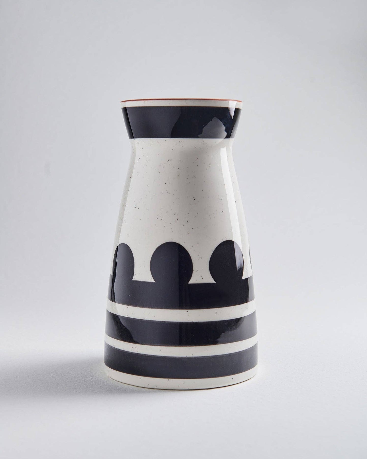 Masked Ball Pitcher i keramik fra Egg Back Home - bykrums.dk